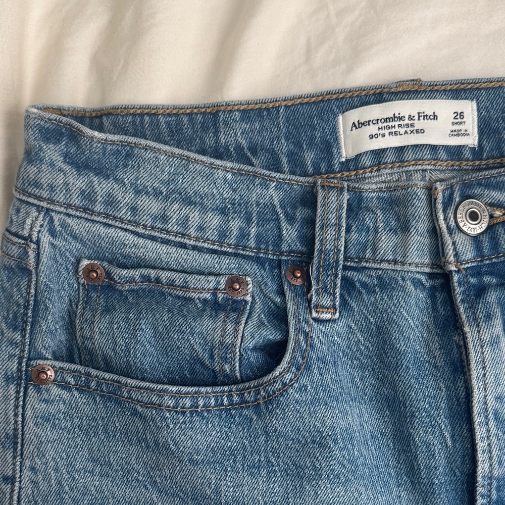 High rise 90s relaxed jean — 26 SHORT — Abercrombie & Fitch